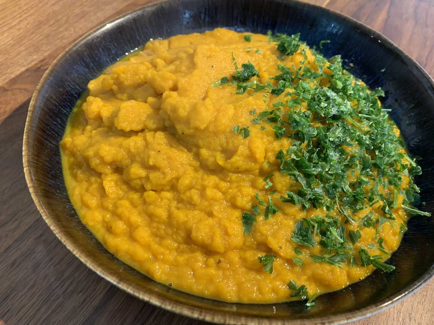 Karottensuppe mit Curry und Räucherlachs