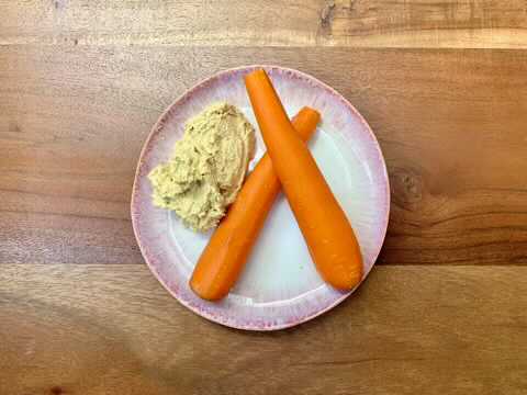 Karotten mit Hummus