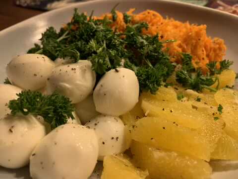 Salat mit geriebener Karotte und Mozzarella